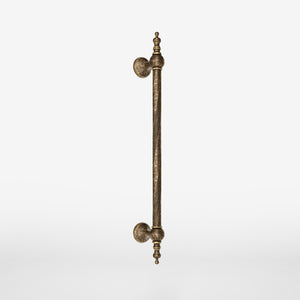 Elegant brass pull handle with decorative motifs, ideal for prestigious doors by Ghidini 1849 - Finish: OAS Antique Brass