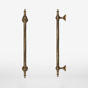 Elegant brass pull handle with decorative motifs, ideal for prestigious doors by Ghidini 1849 - Finish: OAS Antique Brass