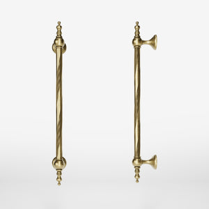 Elegant brass pull handle with decorative motifs, ideal for prestigious doors by Ghidini 1849 - Finish: OBV Bronze Satin Light Brass