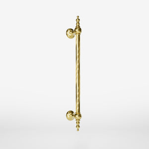 Elegant brass pull handle with decorative motifs, ideal for prestigious doors by Ghidini 1849 - Finish: OLV Polished Brass