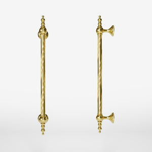 Elegant brass pull handle with decorative motifs, ideal for prestigious doors by Ghidini 1849 - Finish: OLV Polished Brass