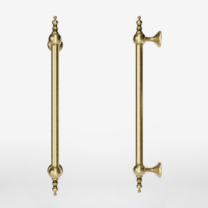 Decorative brass pull handle for high-end doors with turned details and classic craftsmanship, Made in Italy by Ghidini 1849 - Finish: OBV Bronze Satin Light Brass