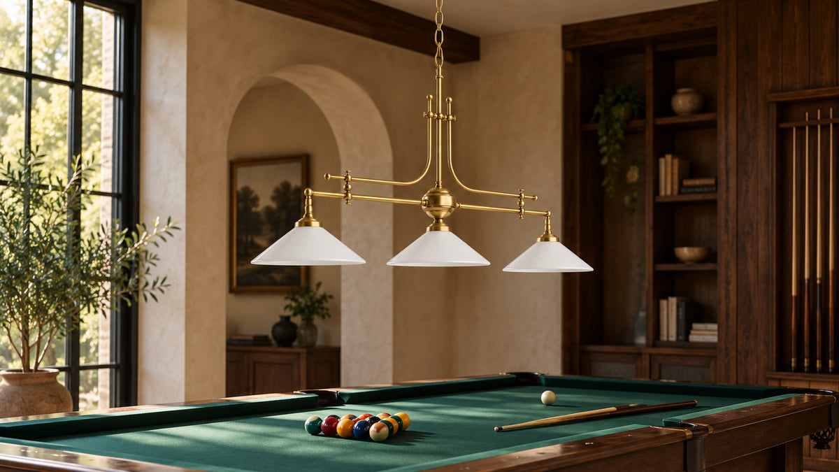 Suspension Billiards en laiton à trois abat-jour coniques blancs, au-dessus d’un billard à tapis vert.
