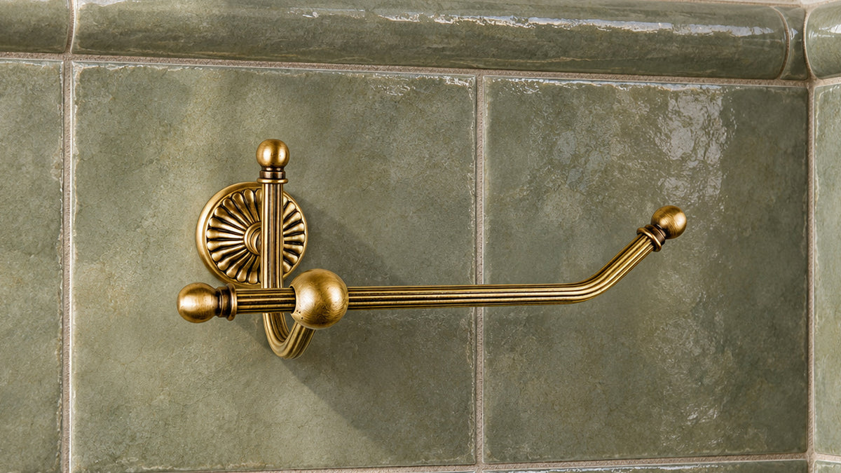 Porte-papier toilette Dafne à rosace rayonnante, bras cannelé et embouts sphériques sur une céramique émaillée gris-vert