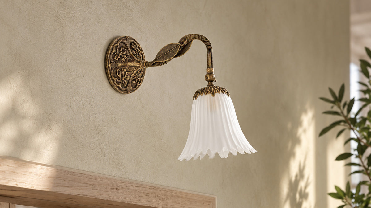 Applique Dalida in ottone anticato con campana in vetro bianco dal bordo ondulato in un salotto contemporaneo.