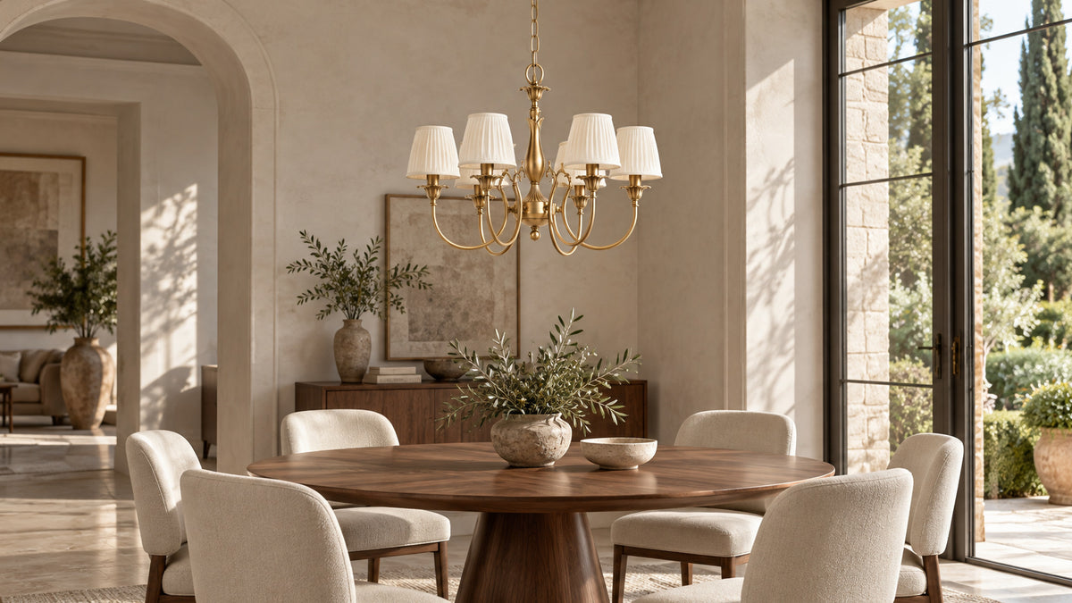 Lustre Ginevra à six abat-jour ivoire plissés au-dessus d’une table en noyer dans une salle à manger contemporaine