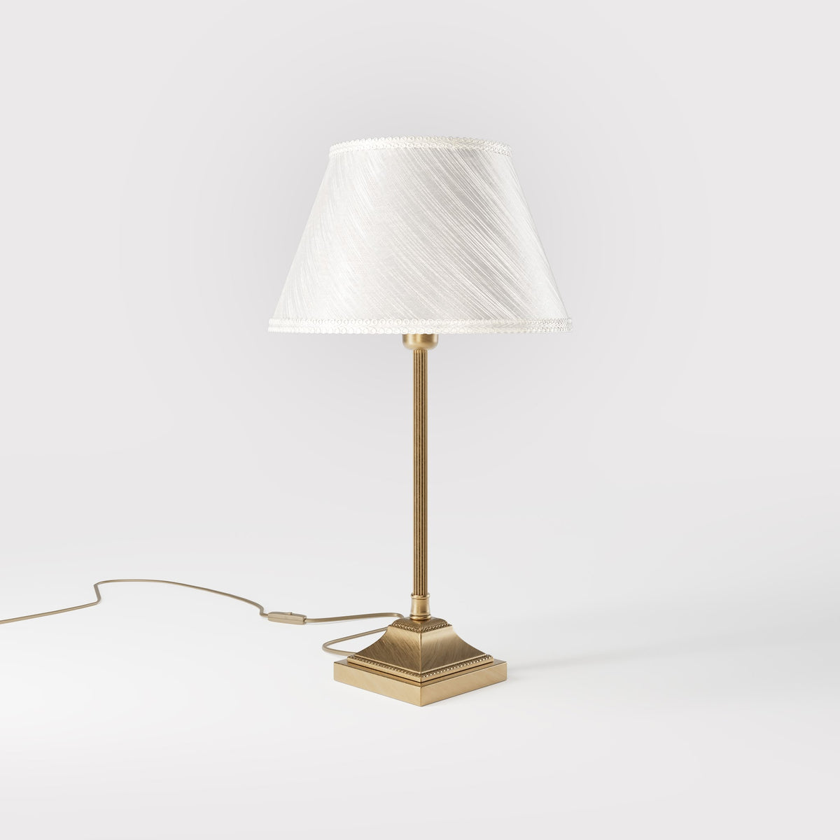 Klassische Tischlampe mit strukturiertem elfenbeinfarbenem Stoffschirm, perlverziertem Messingsockel und geradem Schaft von Ghidini 1849 - Dimension/Oberfläche: Mittel / OBS Satin Bronze