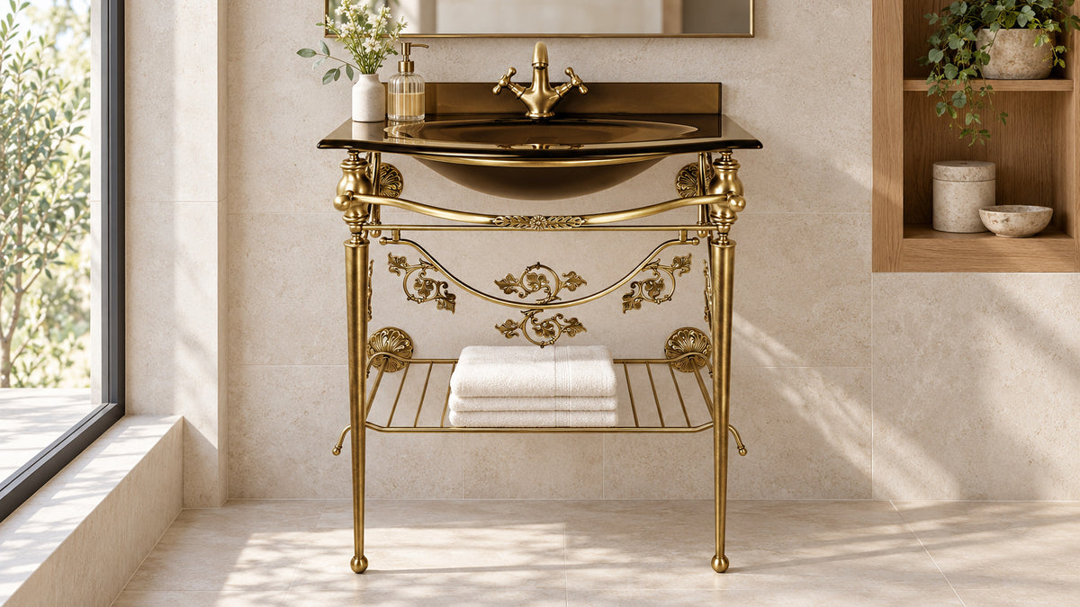 Penelope-Konsole in Satin Bronze mit bronzefarbenem Glasbecken und gefalteten elfenbeinfarbenen Handtüchern auf der unteren Ablage in einem Badezimmer mit Kalkstein