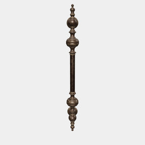 Brass pull handle with sculpted details and elegant proportions, ideal for refined doors by Ghidini 1849 - Finish: OAS Antique Brass